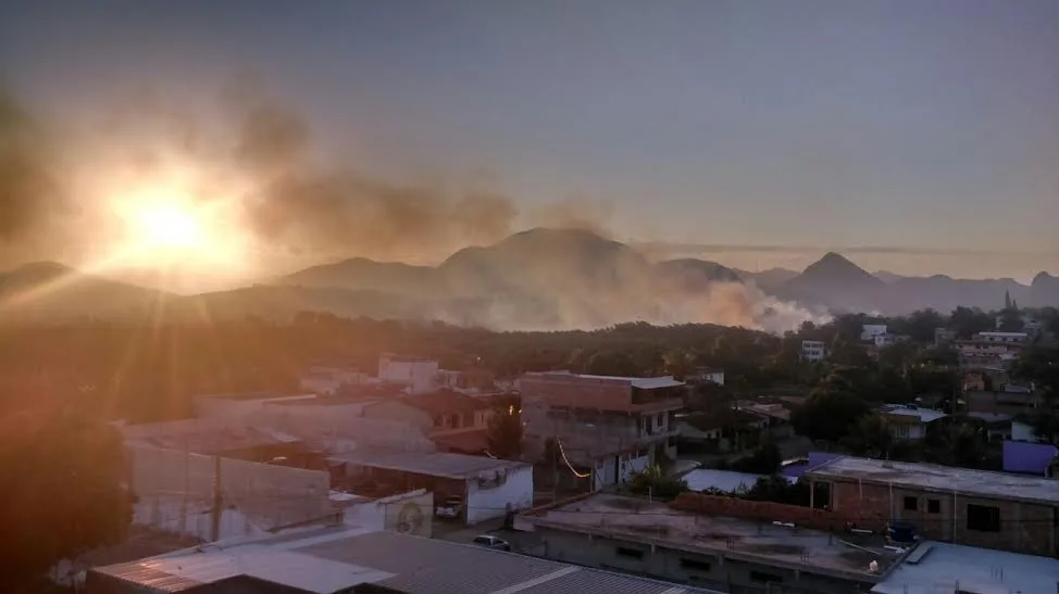 Incêndio atinge vegetação de bairro em Guarapari e preocupa moradores