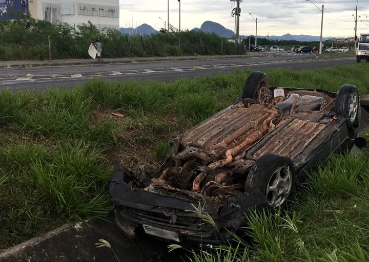 Acidente na Darly Santos: após quatro dias, carro continua no local