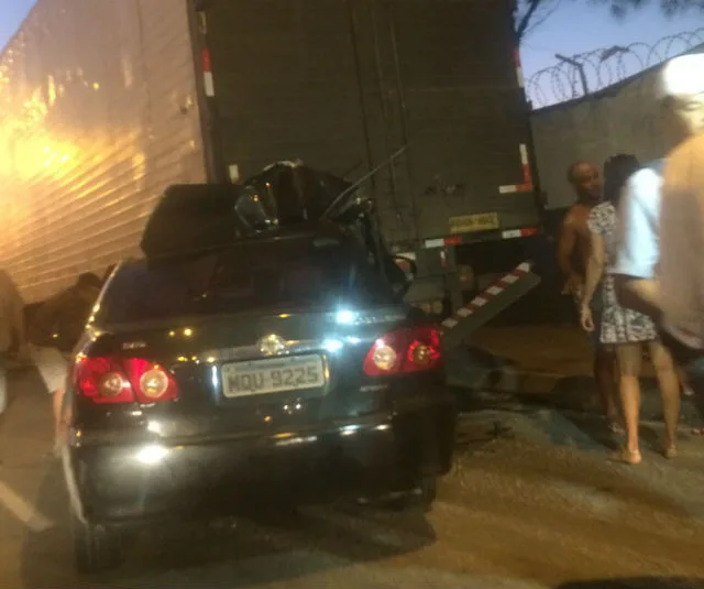 Carro de passeio bate na traseira de caminhão na rodovia ES 010 na Serra