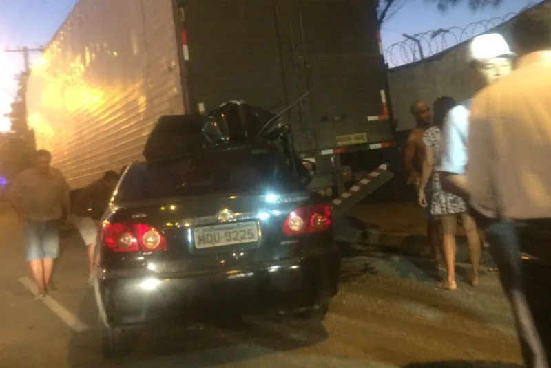 Carro de passeio bate na traseira de caminhão na rodovia ES 010 na Serra