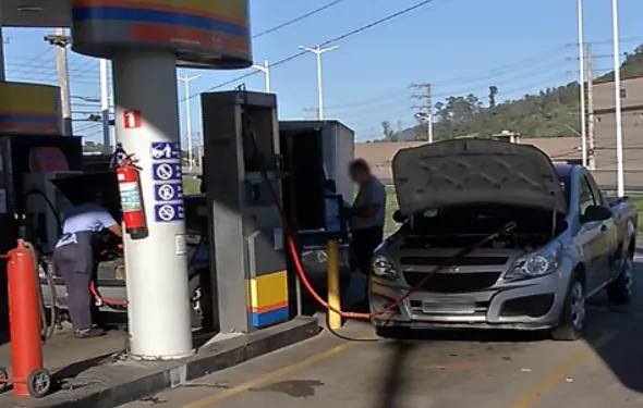 Bandidos levam salário de cliente de posto de combustível durante assalto em Cariacica