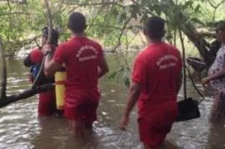 Quatro crianças morrem após canoa virar em rio em Roraima