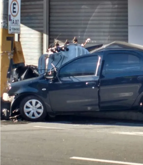 Carro fica destruído após colidir em poste e derrubar transformador em Vila Velha