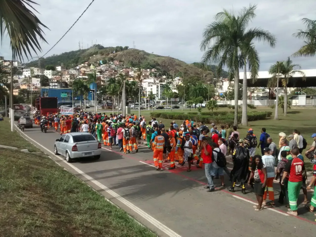 Garis em greve fazem passeata pelo Centro e encerram protesto no Palácio Anchieta