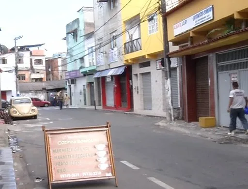 Guerra do tráfico: homens passam de carro atirando e adolescente é atingido em Vitória