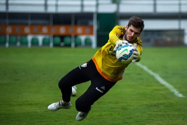 Herói nos pênaltis, goleiro Júlio César divide méritos com comissão do Flu