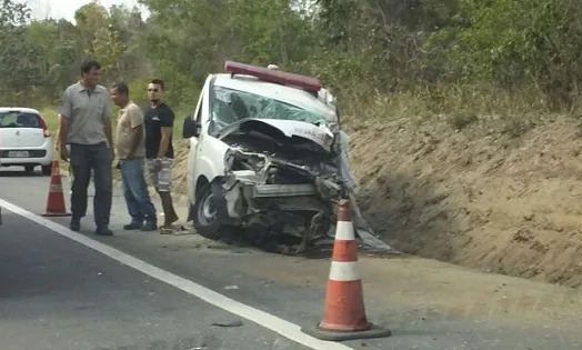 Três mortos e dois feridos após acidente entre carro e ambulância em Conceição da Barra