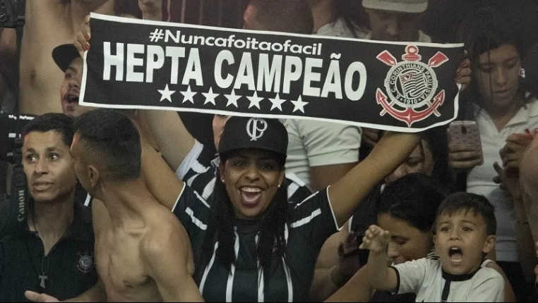 De virada, Corinthians derrota Fluminense e é heptacampeão brasileiro