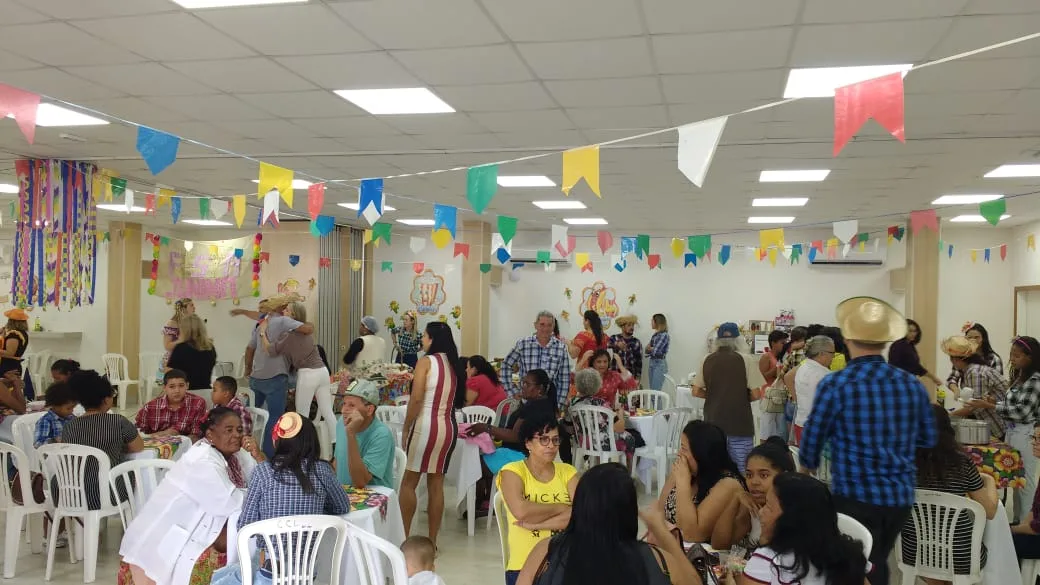 Apoiada pelo IAB, Fundação Carmen Lucia promove festa julina com ajuda de voluntários