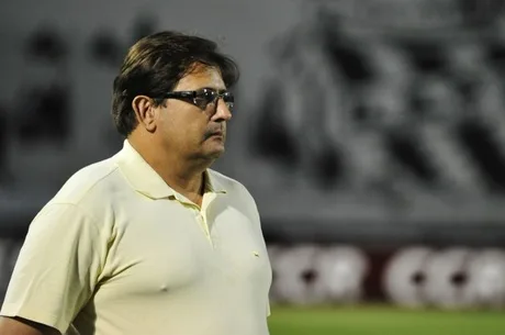 CAMPEONATO PAULISTA 2013 – FUTEBOL – PONTE PRETA x LINENSE – Guto Ferreira, técnico da Ponte Preta durante a partida válido pela Semifinal do Troféu do Interior – Estádio Moisés Lucarelli – Campinas – SP – Brasil – 05/05/2013- Foto: Helio Suenaga /Gazeta Press