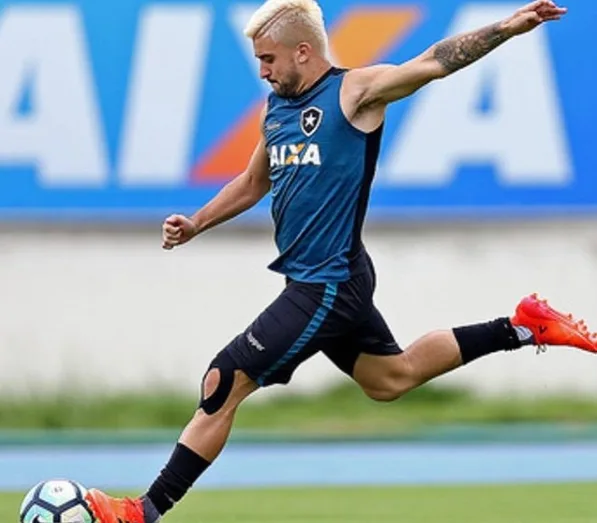 Victor Luís se despede do Botafogo antes de voltar ao Palmeiras