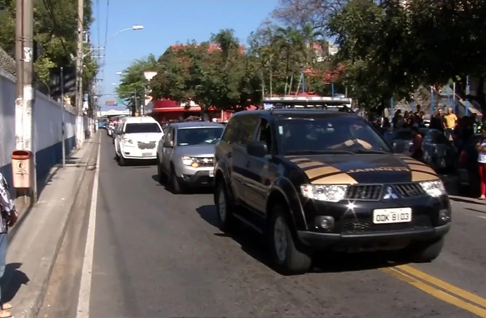 Familiares e amigos fazem cortejo em homenagem a soldado da PM assassinado em Vila Velha