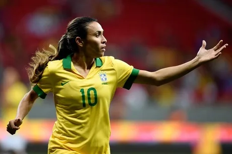 BRASILIA, BRAZIL – DECEMBER 10: of Brazil struggles for the ball with of Argentina during a match between Brazil and Argentina as part of International Women’s Football Tournament of Brasilia at Mane Garrincha Stadium on December 10, 2014 in Brasilia, Brazil. (Photo by Buda Mendes/Getty Images) Generated by IJG JPEG Library