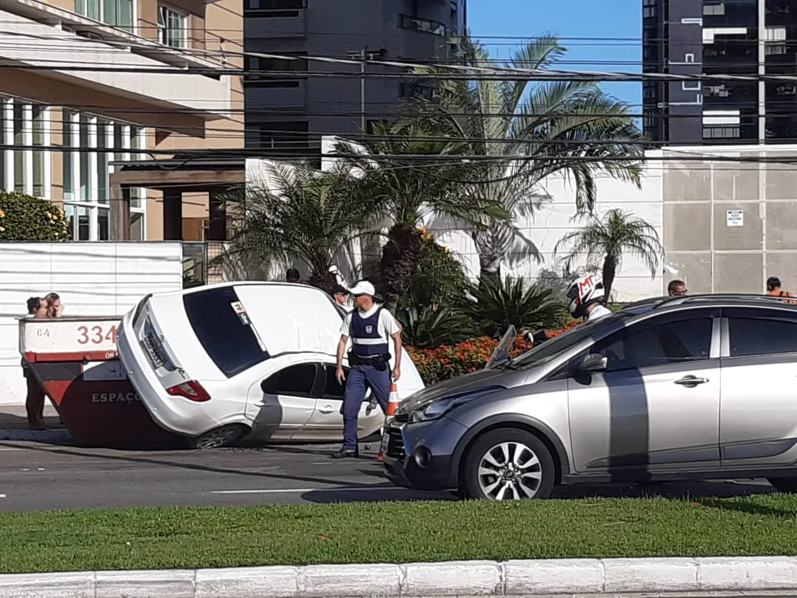 VÍDEO | Capotamento na Avenida Dante Michelini deixa uma pessoa ferida