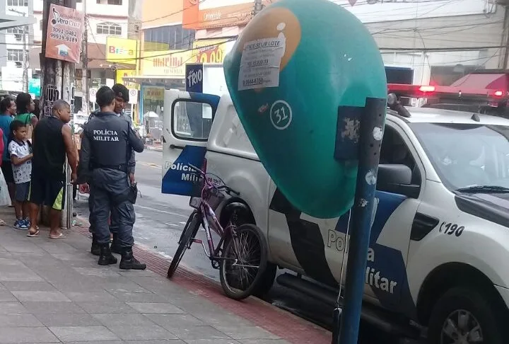 Homem é detido após furtar 22 barras de chocolate em Cariacica