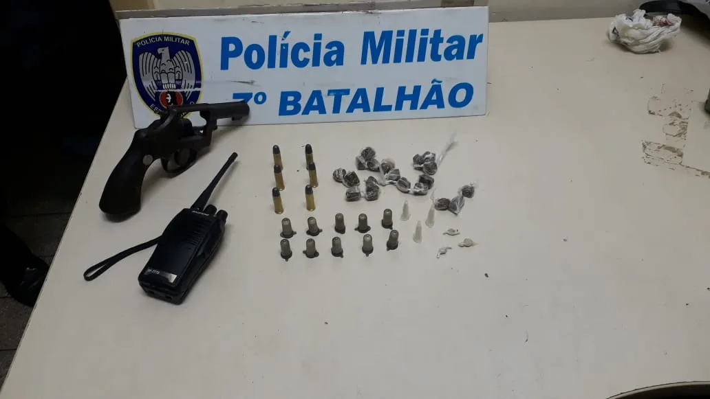 Homem é detido com arma de fogo e drogas em Cariacica