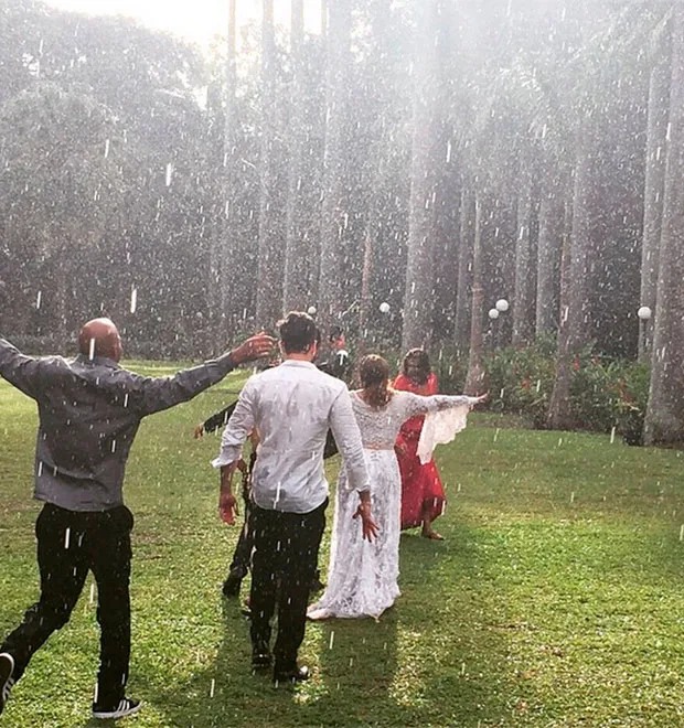 Ainda vestida de noiva, Preta Gil dança na chuva com amigos após casamento