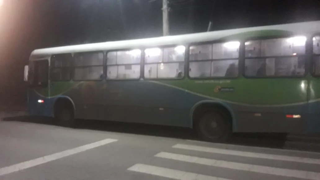 Criminosos tentam incendiar mais um ônibus na Grande Vitória e deixam bilhete com motorista