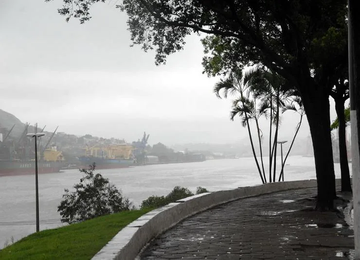 Prepare a sombrinha! Chuva forte e rajadas de vento no feriadão no Espírito Santo