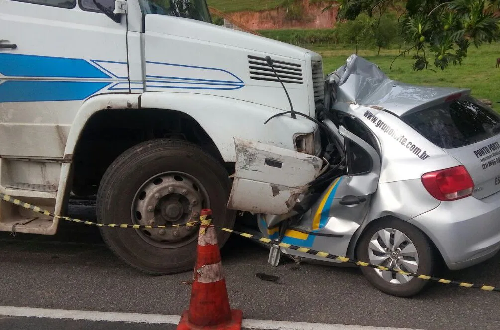 Duas pessoas morrem em grave acidente entre carro e caminhão em Guarapari