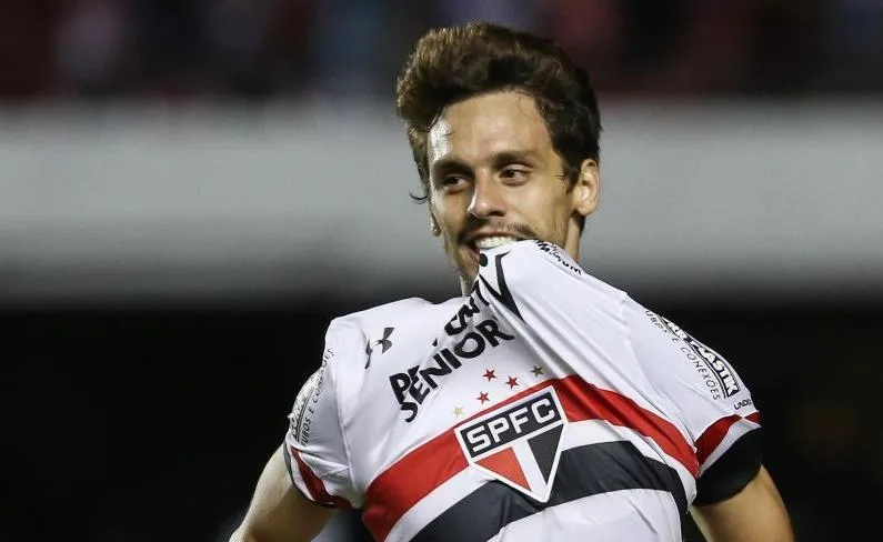 Após cirurgia, Rodrigo Caio começa tratamento no Reffis do São Paulo