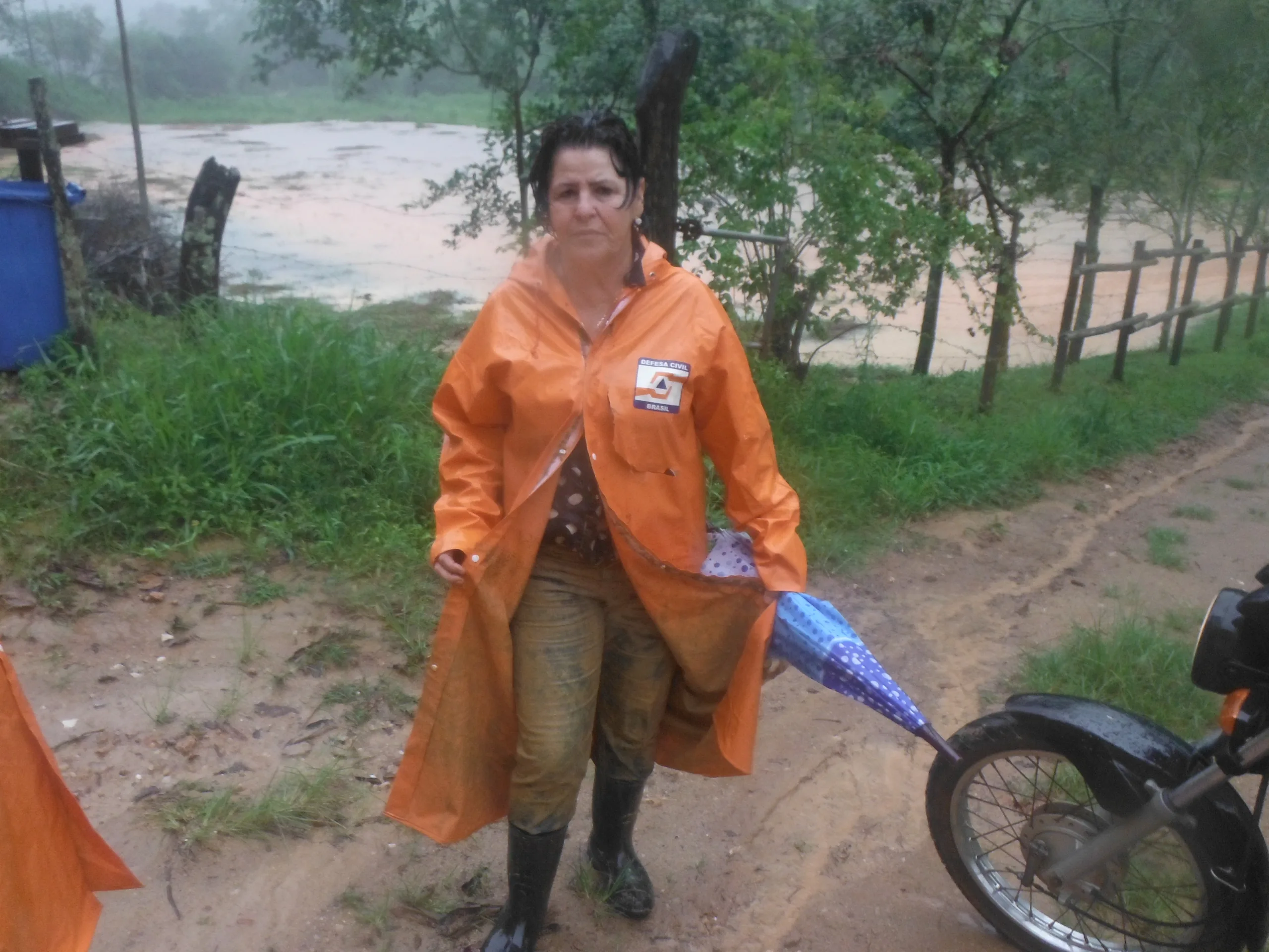 Prefeita fica soterrada após queda de barreira em Rio Novo do Sul