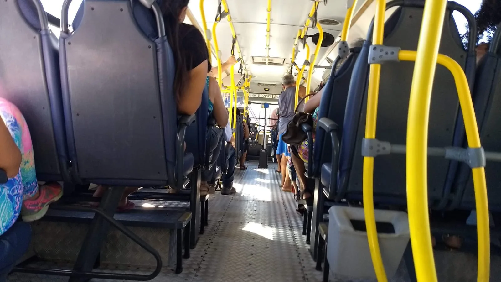 Suspeitos são detidos após arma ser encontrada dentro de lixeira de ônibus em Cariacica