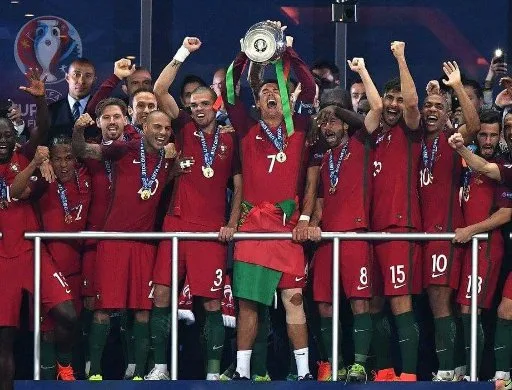 Ronaldo se machuca, mas Portugal vence França na prorrogação e conquista Eurocopa