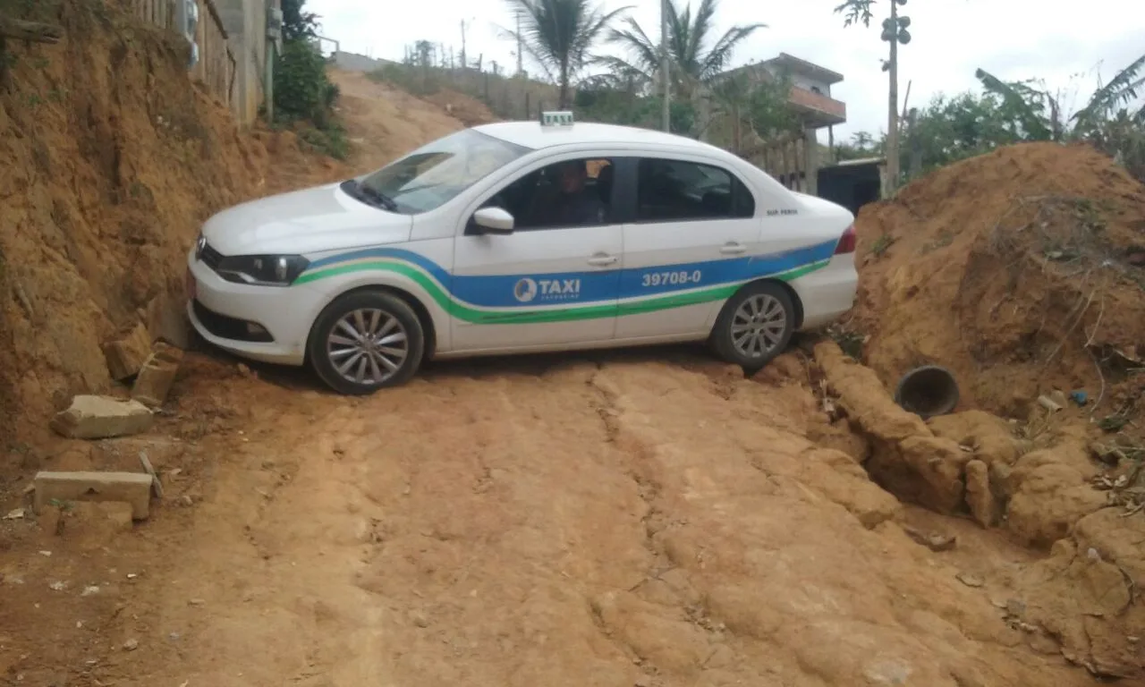 Taxista é rendido por casal armado e tem veículo roubado em Cachoeiro