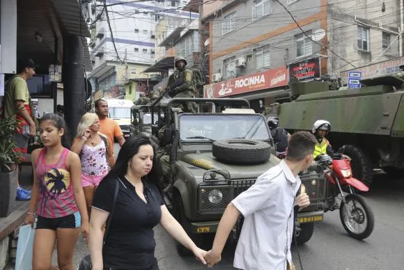 Forças Armadas ocupam pelo quarto dia a favela da Rocinha; aulas são suspensas