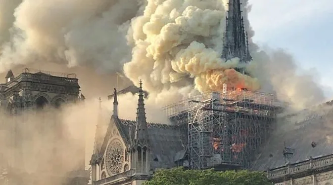 Promotores iniciam investigação sobre causas do incêndio em Notre-Dame