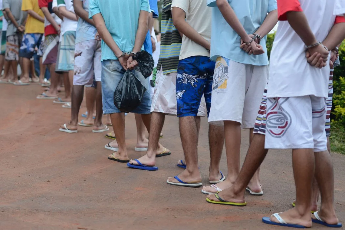 Brasília – O último grupo de adolescentes que cumprem medida de internação no antigo Caje, são levados para as novas unidades de internação (Marcelo Camargo/Agência Brasil)