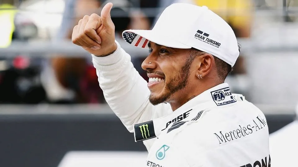 Lewis Hamilton supera Leclerc e lidera o último treino livre na Espanha