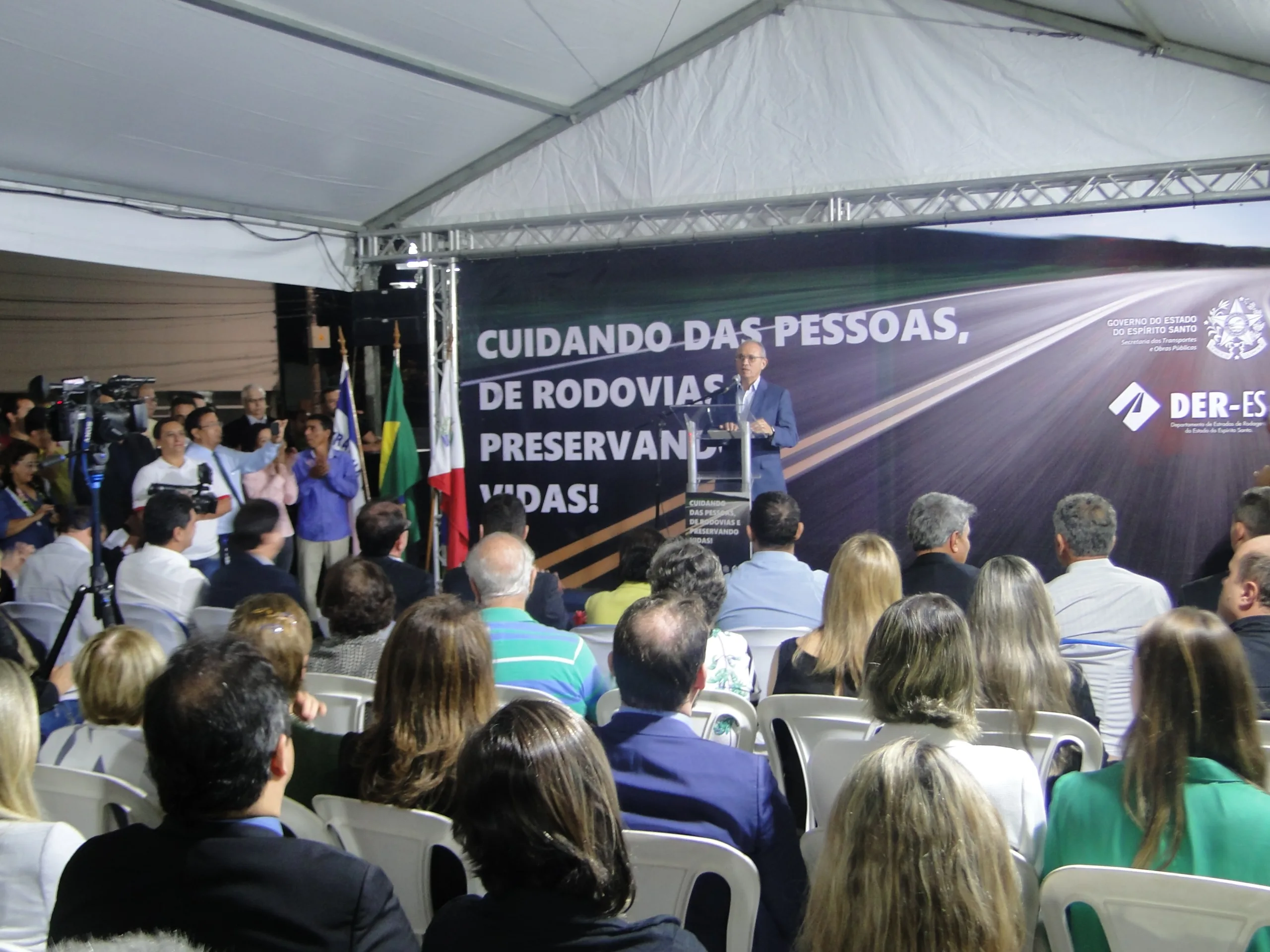 Governo do Estado entrega primeira etapa da nova orla do canal de Guarapari