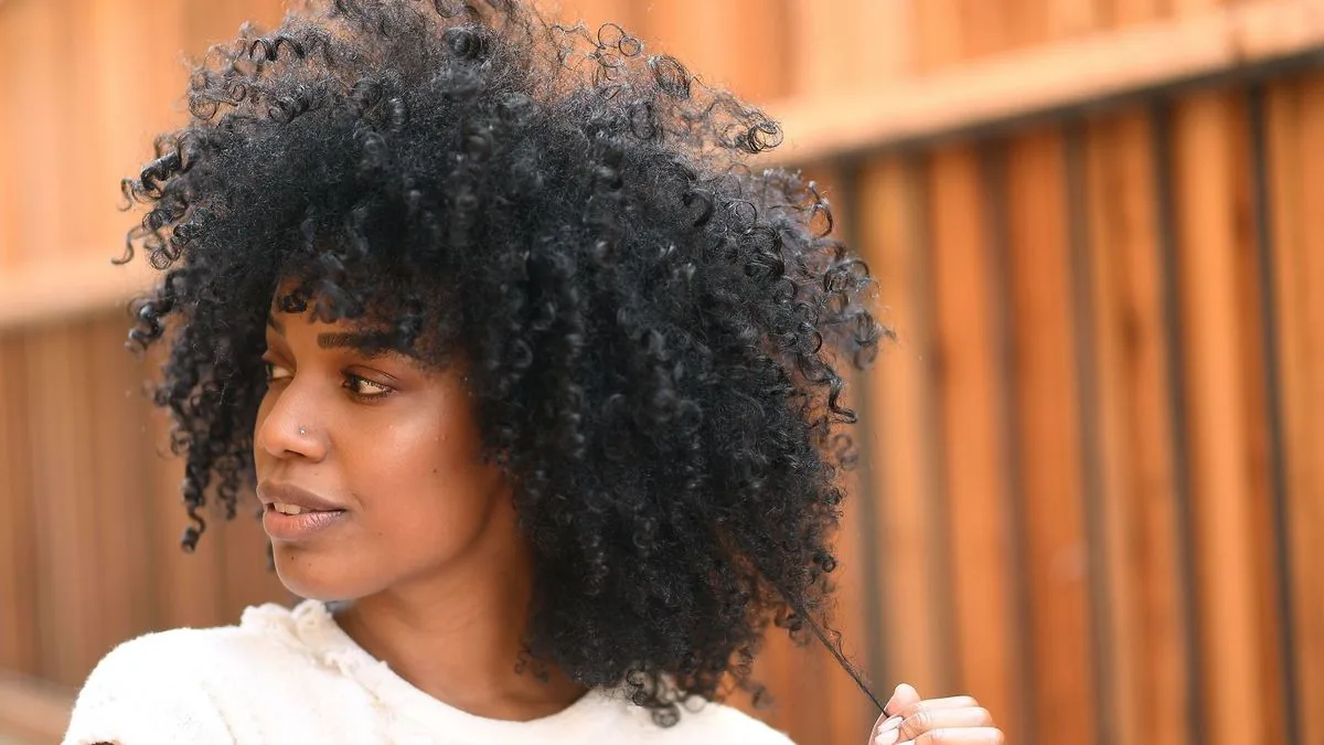 Mulheres negras enxergam cabelo e maquiagem como objetos de resistência