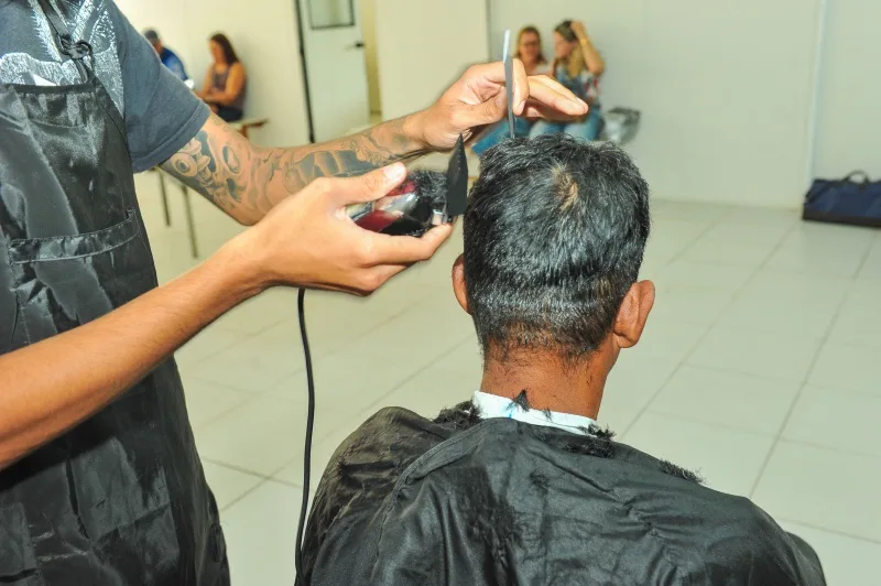 Corte de cabelo para servidores da Central de Serviços