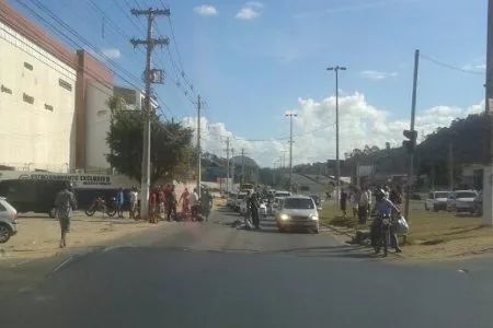 Policial reage a assalto e atira em suspeitos ao lado de shopping em Cariacica