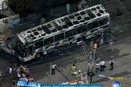 Ônibus pega fogo após bater em poste e oito morrem no Rio de Janeiro