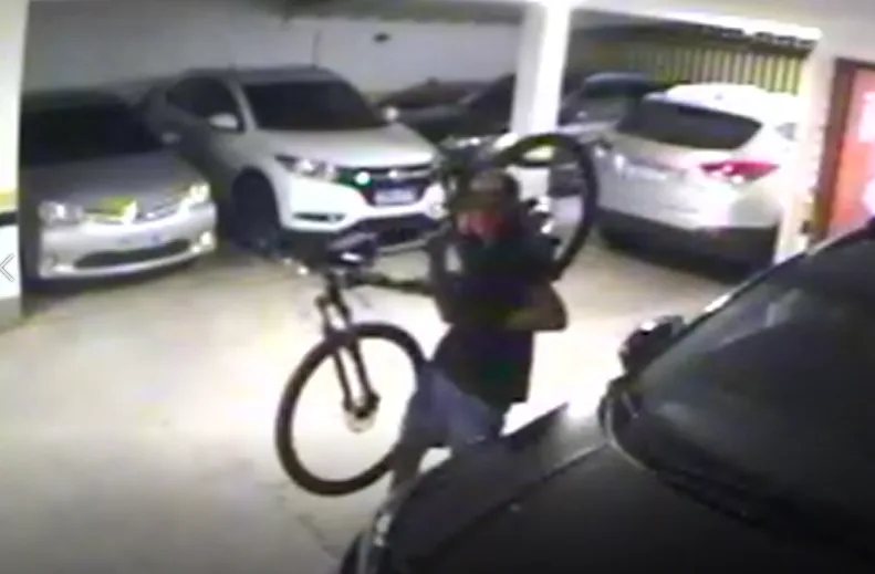 VÍDEO | Homem invade garagem de condomínio de Jardim da Penha e rouba bicicleta