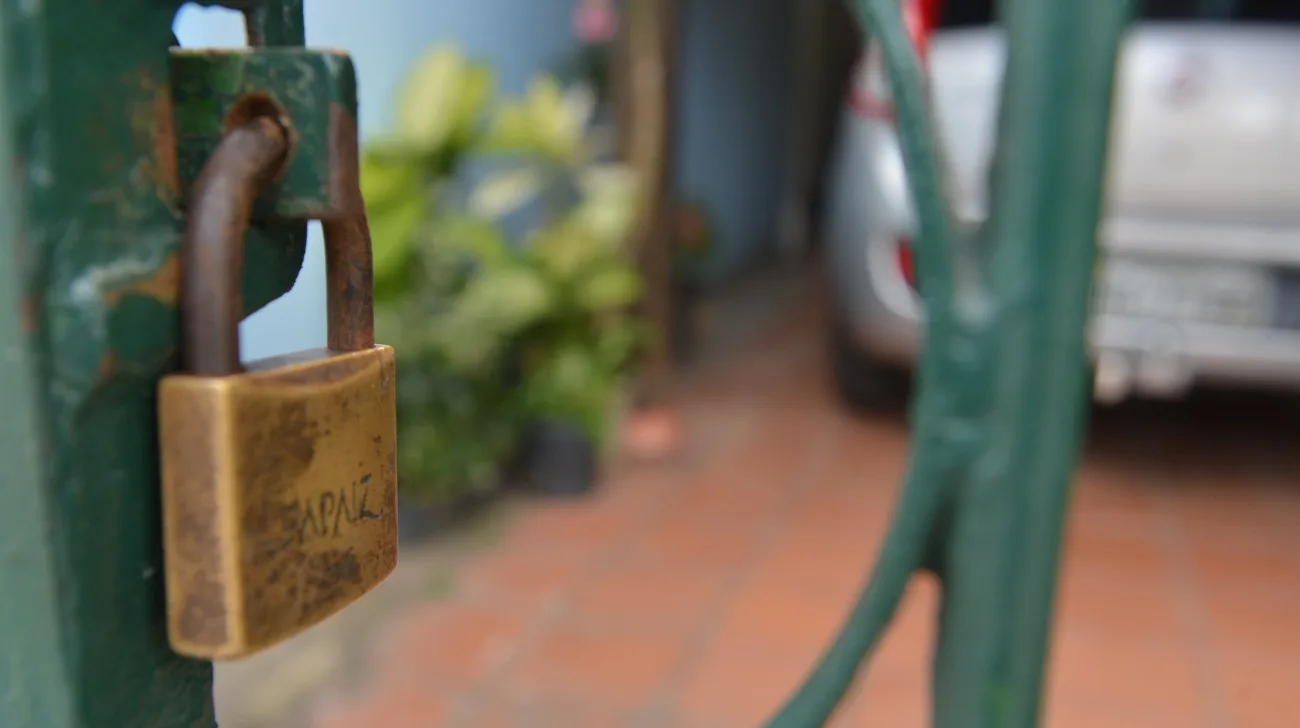 Vai viajar no feriadão? Veja dicas ao deixar a casa sozinha