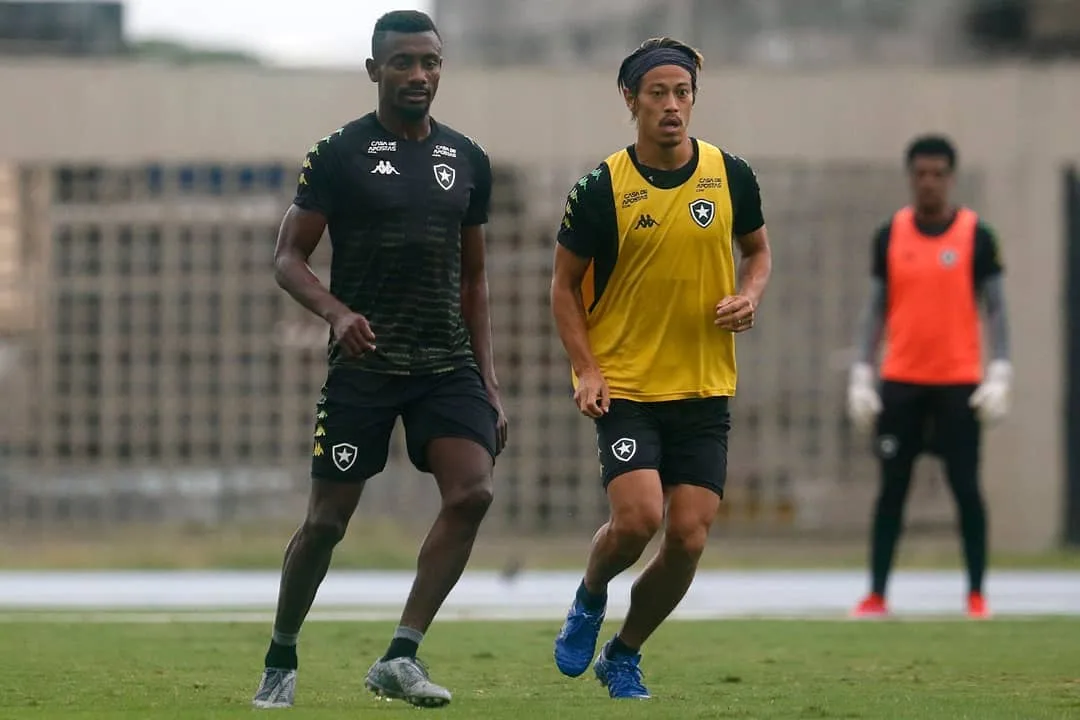 Honda e Kalou treinam juntos pela primeira vez no Botafogo