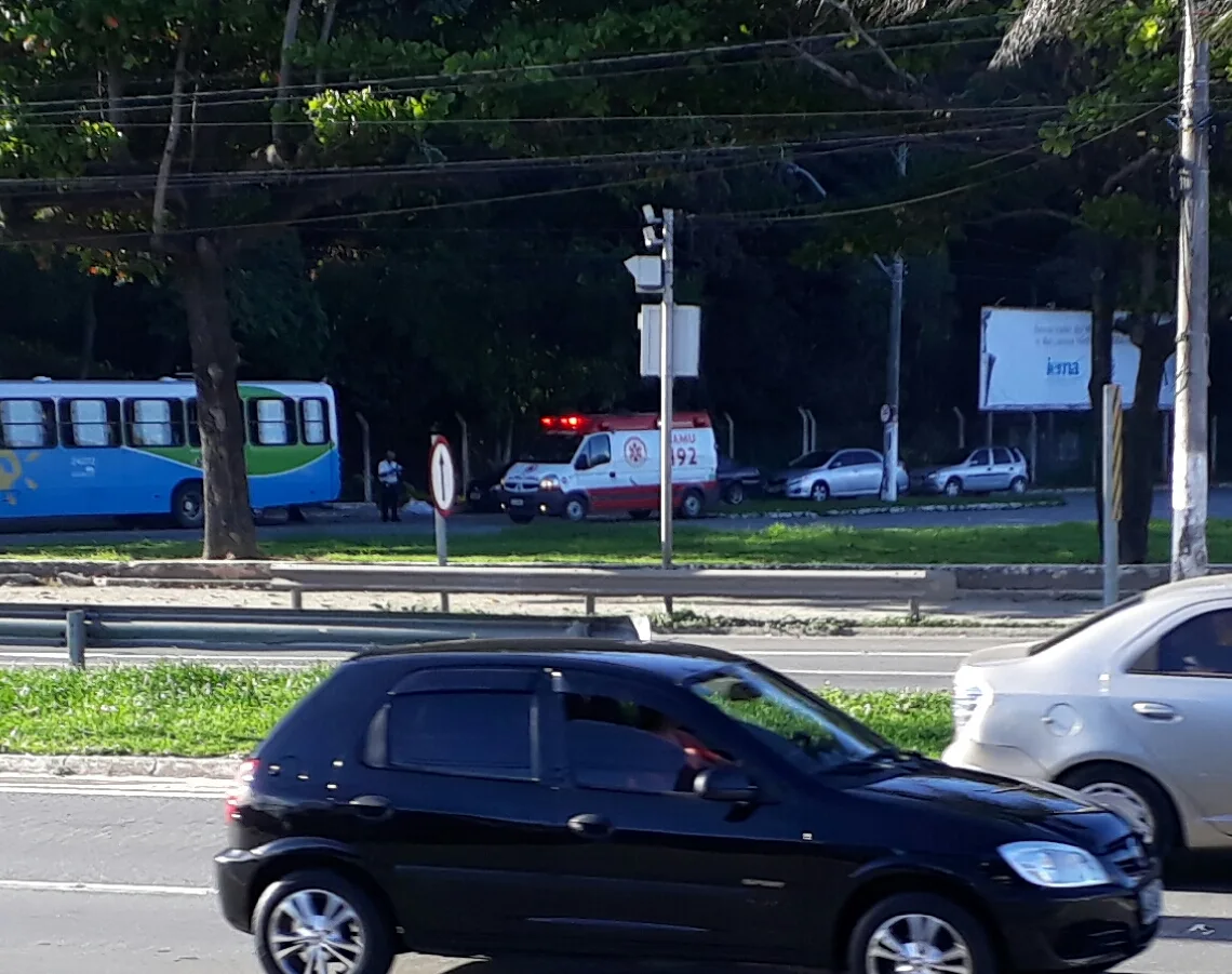 Porta abre e passageiro cai de ônibus em movimento em Cariacica