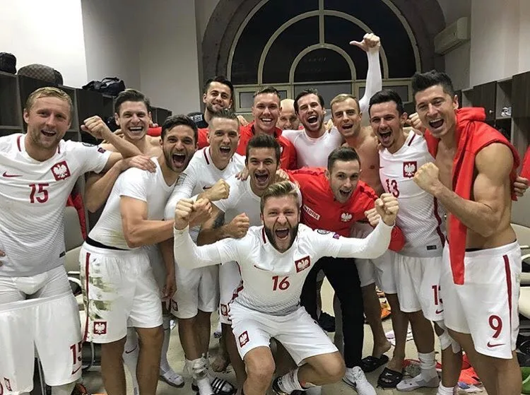 Polônia bate Montenegro e se garante na Copa; Dinamarca vai para a repescagem