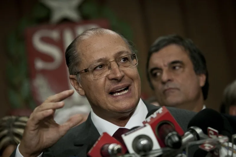 Alckmin critica quem 'desvirtua' e quer 'jogar a política fora'