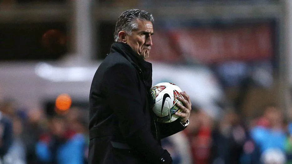 Coach Edgardo Bauza of Argentina’s San Lorenzo watches his team play Paraguay’s Nacional during the Copa Libertadores second leg final soccer match in Buenos Aires, August 13, 2014. REUTERS/Marcos Brindicci (ARGENTINA – Tags: SOCCER SPORT)