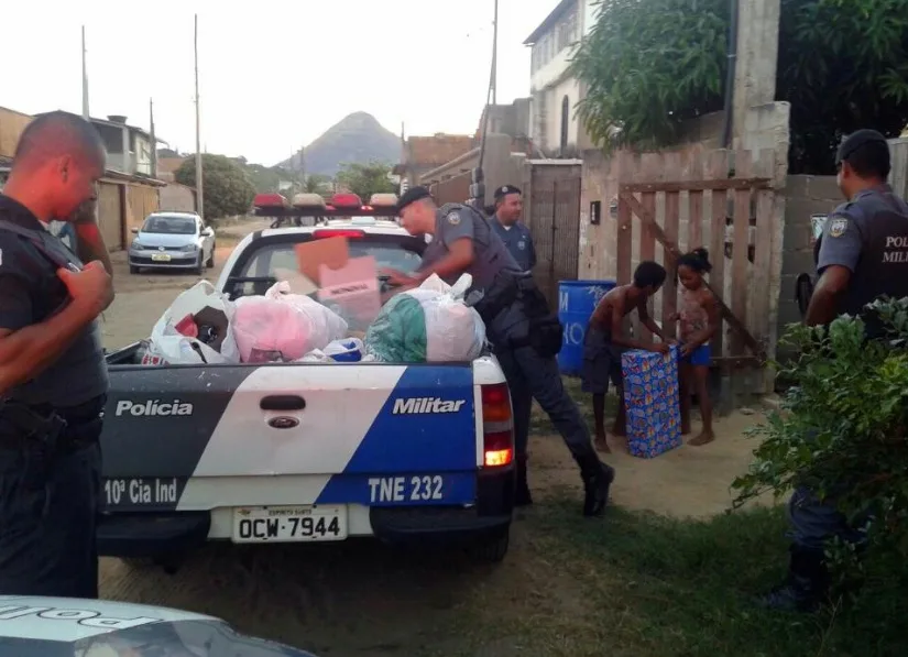 Policiais arrecadam e doam alimentos para família de história comovente em Piúma