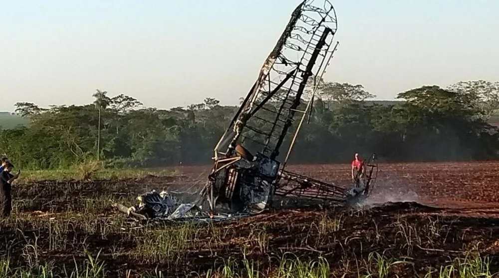 Queda de avião agrícola durante aula mata piloto em Itápolis