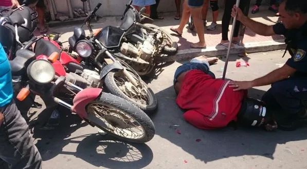 Homem fica ferido em acidente envolvendo motocicletas em Marataízes