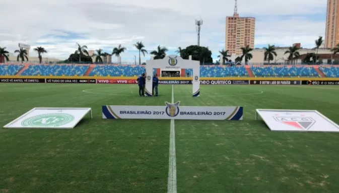 Atlético-GO empata com a Chapecoense no final, mas está matematicamente rebaixado