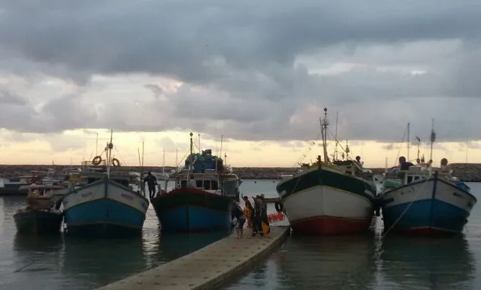 Sobreviventes de naufrágio chegam em Itapemirim e Marinha faz buscas por corpos